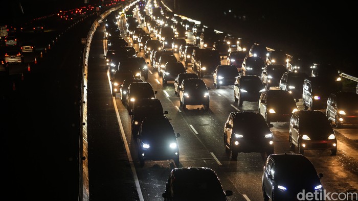 Ruas tol Jakarta-Cikampek mulai pada kendaraan, Jumat (12/4/2024). Arus balik mudik pada H+2 lebaran mulai terasa di Tol Jakarta-Cikampek, Polisi lakukan contraflow.