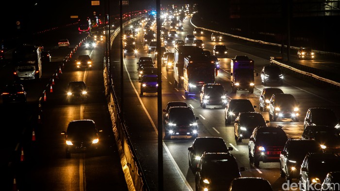 Ruas tol Jakarta-Cikampek mulai pada kendaraan, Jumat (12/4/2024). Arus balik mudik pada H+2 lebaran mulai terasa di Tol Jakarta-Cikampek, Polisi lakukan contraflow.
