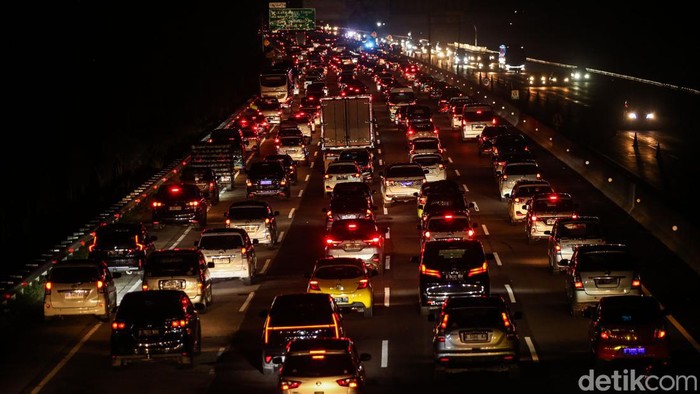 Ruas tol Jakarta-Cikampek mulai pada kendaraan, Jumat (12/4/2024). Arus balik mudik pada H+2 lebaran mulai terasa di Tol Jakarta-Cikampek, Polisi lakukan contraflow.