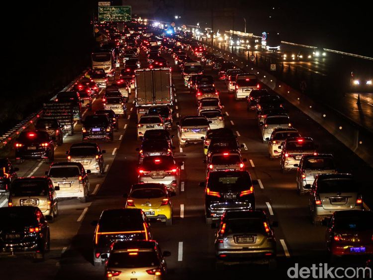 Penampakan Macet di Tol Japek Arah Jakarta, Contraflow Diberlakukan