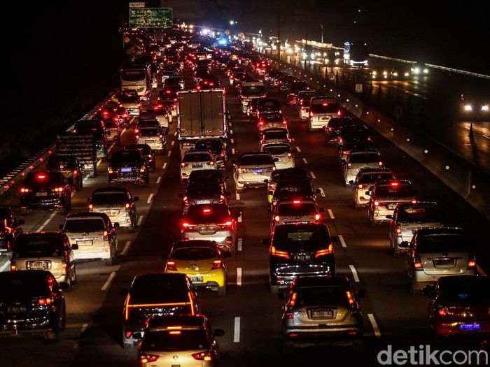 Ruas tol Jakarta-Cikampek mulai pada kendaraan, Jumat (12/4/2024). Arus balik mudik pada H+2 lebaran mulai terasa di Tol Jakarta-Cikampek, Polisi lakukan contraflow.