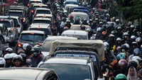 Kemacetan terjadi akibat tingginya volume kendaraan yang menuju jalur wisata Puncak, Bogor saat libur Lebaran. 