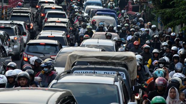 Sejumlah kendaraan terjebak kemacetan di jalan raya Seseupan, Ciawi, Kabupaten Bogor, Jawa Barat, Kamis (11/4/2024). Kemacetan terjadi akibat tingginya volume kendaraan yang menuju jalur wisata Puncak, Bogor saat libur hari kedua Lebaran. ANTARA FOTO/Arif Firmansyah/nz