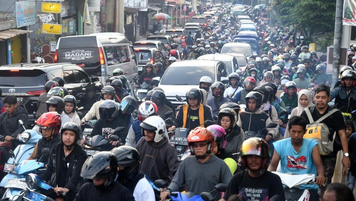 Sejumlah kendaraan terjebak kemacetan di jalan raya Seseupan, Ciawi, Kabupaten Bogor, Jawa Barat, Kamis (11/4/2024). Kemacetan terjadi akibat tingginya volume kendaraan yang menuju jalur wisata Puncak, Bogor saat libur hari kedua Lebaran. ANTARA FOTO/Arif Firmansyah/nz