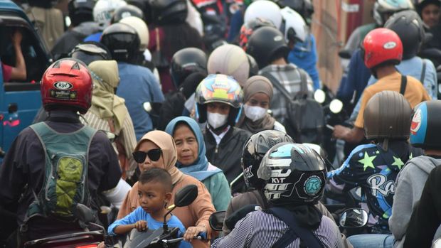 Sejumlah kendaraan terjebak kemacetan di jalan raya Seseupan, Ciawi, Kabupaten Bogor, Jawa Barat, Kamis (11/4/2024). Kemacetan terjadi akibat tingginya volume kendaraan yang menuju jalur wisata Puncak, Bogor saat libur hari kedua Lebaran. ANTARA FOTO/Arif Firmansyah/nz