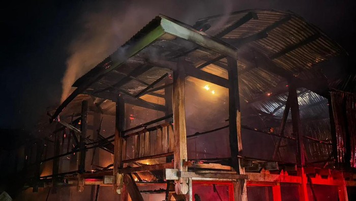 Penampakan Rumah adat Tomakaka Masamba di Luwu Utara hangus terbakar.