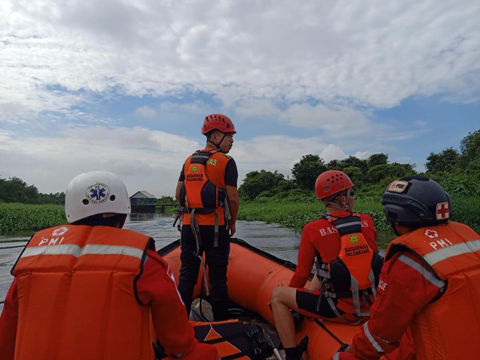 Pencarian korban tenggelam oleh tim SAR gabungan di Sungai Borang, Palembang.