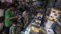 Menurut pedagang setempat pada libur Lebaran 2024 penjualan mainan mengalami peningkatan hingga tiga kali lipat dibanding hari biasa. 