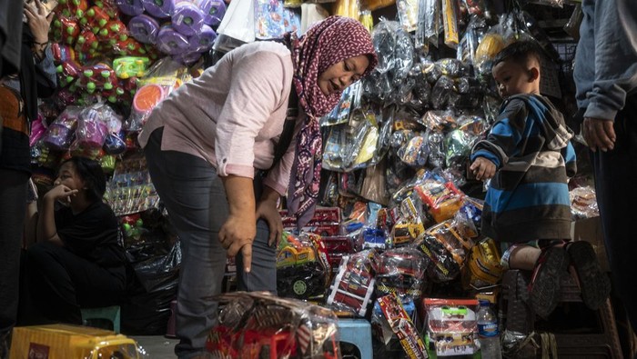 Orang tua menemani anaknya membeli mainan di Pasar Gembrong, Jakarta, Jumat (12/4/2024). Menurut pedagang setempat pada libur Lebaran 2024 penjualan mainan dengan harga mulai Rp7.500 hingga jutaan rupiah itu mengalami peningkatan hingga tiga kali lipat dibanding hari biasa. ANTARA FOTO/Aprillio Akbar/nz