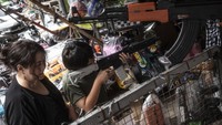 Mainan dijual dengan harga mulai Rp7.500 hingga jutaan rupiah.