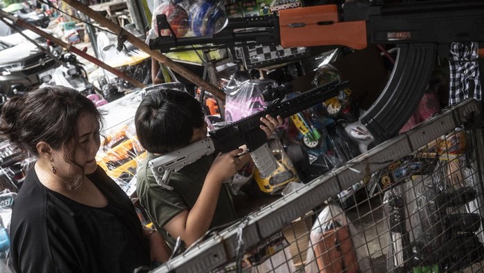 Orang tua menemani anaknya membeli mainan di Pasar Gembrong, Jakarta, Jumat (12/4/2024). Menurut pedagang setempat pada libur Lebaran 2024 penjualan mainan dengan harga mulai Rp7.500 hingga jutaan rupiah itu mengalami peningkatan hingga tiga kali lipat dibanding hari biasa. ANTARA FOTO/Aprillio Akbar/nz