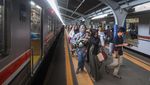 Penumpang KRL Jabodetabek Tembus 300 Ribu Orang di Hari Kedua Lebaran