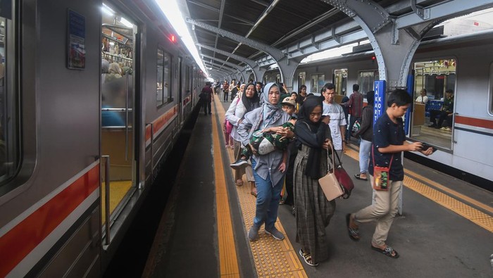 Penumpang KRL Jabodetabek Tembus 300 Ribu Orang di Hari Kedua Lebaran Penumpang kereta rel listrik (KRL) Commuterline Jabodetabek mengantre untuk keluar dari Stasiun Jakarta Kota di Jakarta, Jumat (12/4/2024). Berdasarkan data yang dirilis PT Kereta Commuter Indonesia (KCI) pada Kamis (11/4/2024) pukul 15.00 WIB, jumlah penumpang KRL Commuterline Jabodetabek pada hari kedua Lebaran 2024 mencapai 339.022 orang atau naik 32 persen dibandingkan periode jam yang sama pada hari pertama Lebaran yang mencapai 250.599 orang. ANTARA FOTO/Aditya Pradana Putra/pras.