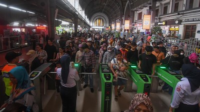 Penumpang KRL Jabodetabek Tembus 300 Ribu Orang di Hari Kedua Lebaran