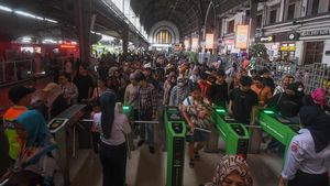 Penumpang KRL Jabodetabek Tembus 300 Ribu Orang di Hari Kedua Lebaran