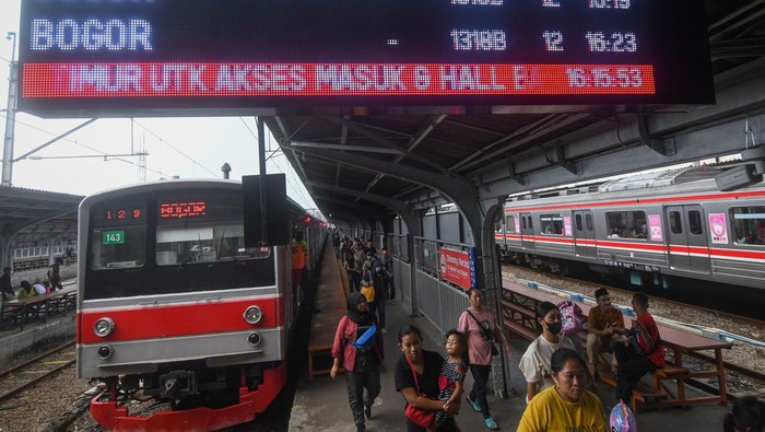 Penumpang KRL Jabodetabek Tembus 300 Ribu Orang di Hari Kedua Lebaran Penumpang kereta rel listrik (KRL) Commuterline Jabodetabek mengantre untuk keluar dari Stasiun Jakarta Kota di Jakarta, Jumat (12/4/2024). Berdasarkan data yang dirilis PT Kereta Commuter Indonesia (KCI) pada Kamis (11/4/2024) pukul 15.00 WIB, jumlah penumpang KRL Commuterline Jabodetabek pada hari kedua Lebaran 2024 mencapai 339.022 orang atau naik 32 persen dibandingkan periode jam yang sama pada hari pertama Lebaran yang mencapai 250.599 orang. ANTARA FOTO/Aditya Pradana Putra/pras.