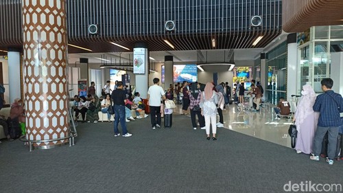 Penumpang tiba di terminal kedatangan Bandara Komodo Labuan Bajo, Jumat (12/4/2024) sore.(Ambrosius Ardin)