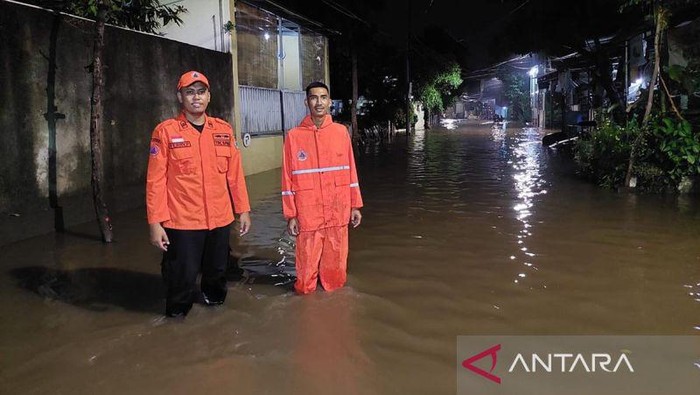 Jalanan Jakarta Terjangkit Banjir Pasca Hujan Deras