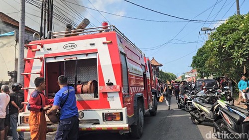 Petugas damkar Klungkung.