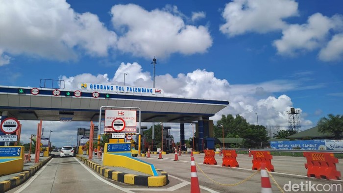 Pintu di Tol Palindra sudah terlihat lalu lintas cukup ramai.
