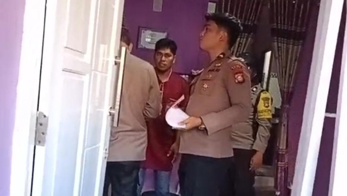 Polisi memeriksa rumah yang dibobol maling di Palopo, Sulsel. (Dok. Istimewa/Tangkapan Layar)