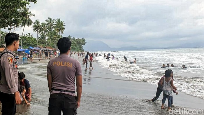 Polisi mengawasi area wisata pantai di Sukabumi