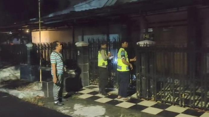 Polisi patroli rumah warga Bojonegoro yang kosong ditinggal mudik.
