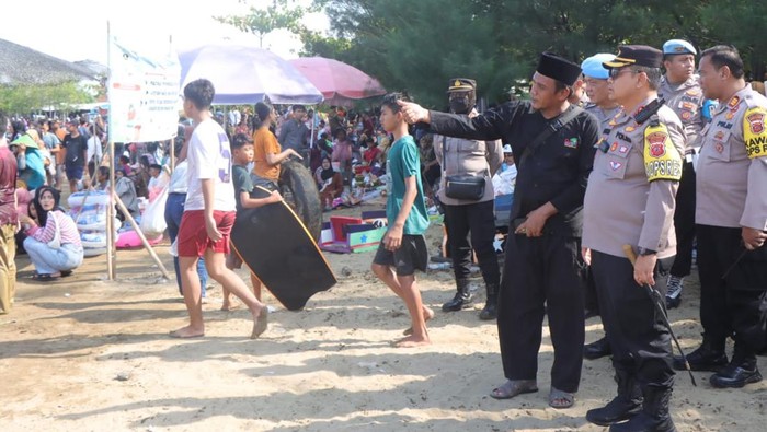 Polisi saat mengawasi objek wisata di Indramayu Polisi saat mengawasi objek wisata di Indramayu