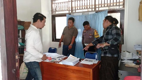 Polsek Kubu mengolah TKP Sekretariat Panwaslu Kubu, Jumat (12/4/2024). (Dok. Panwaslu Kubu)