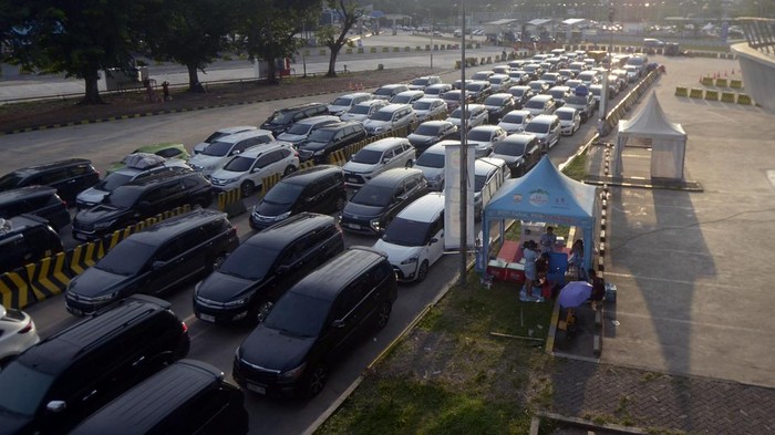 Pemudik roda empat antre menunggu untuk menaiki kapal di Pelabuhan Bakauheni, Lampung Selatan, Lampung, Jumat (12/4/2024). Berdasarkan data Posko ASDP selama 12 jam, memasuki H+1 lebaran 2024, sebanyak 9.523 unit kendaraan menggunakan jasa angkutan kapal laut menyeberang ke Pulau Jawa. ANTARA FOTO/ Ardiansyah/pras.