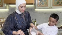 Wanita dengan nama asli Futri Zulya Savitri ini juga kerap masak bareng sang anak. Mereka terlihat kompak menghabiskan waktu berkualitas bersama. Foto: Instagram putri_zulhas