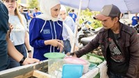 Saat kampanye di Lampung, Putri Zulhas suka memborong makanan jualan warga. Salah satunya es doger yang enak disantap siang-siang. Foto: Instagram putri_zulhas