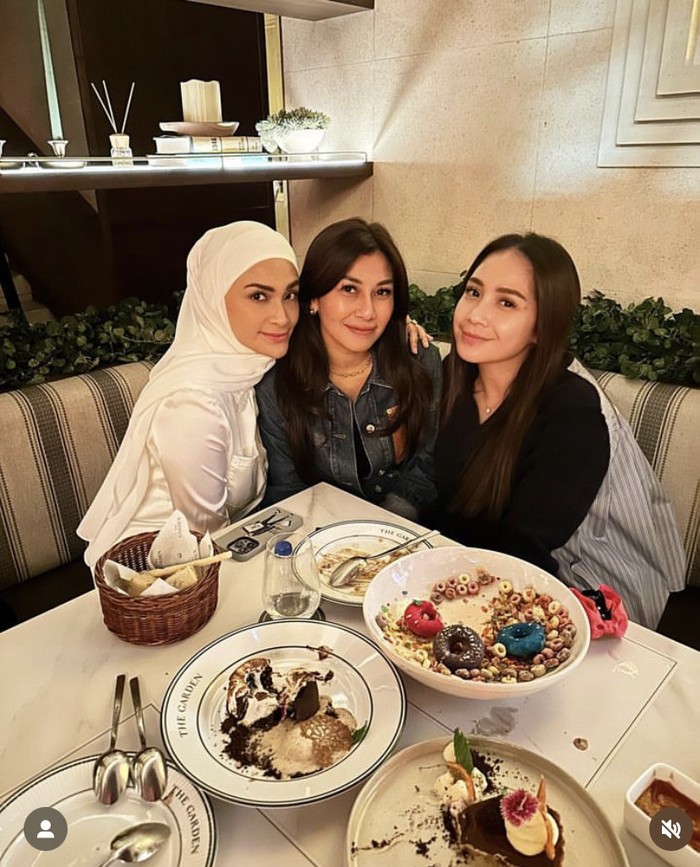 Potret Kulineran Putri Zulhas Lebaran Bareng Verrell Bramasta
