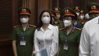 Surat kabar Thanh Nien mengatakan 84 terdakwa dalam kasus ini menerima hukuman mulai dari masa percobaan selama tiga tahun hingga penjara seumur hidup. Di antara mereka adalah suami Lan, Eric Chu, seorang pengusaha asal Hong Kong, yang dijatuhi hukuman sembilan tahun penjara, dan keponakannya yang dijatuhi hukuman 17 tahun penjara. AP/Phan Thanh Vu  
