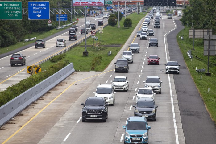 Kendaraan pemudik melintas di jalan tol Cipali, Palimanan, Cirebon, Jawa Barat, Jumat (12/4/2024). Arus Balik di jalan tol Cikopo-Palimanan pada H+2 Lebaran terpantau ramai lancar di kedua arah.  ANTARA FOTO/Dedhez Anggara/pras.
