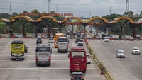 Kendaraan pemudik melintas di jalan tol Cipali, Palimanan, Cirebon, Jawa Barat, Jumat (12/4/2024).