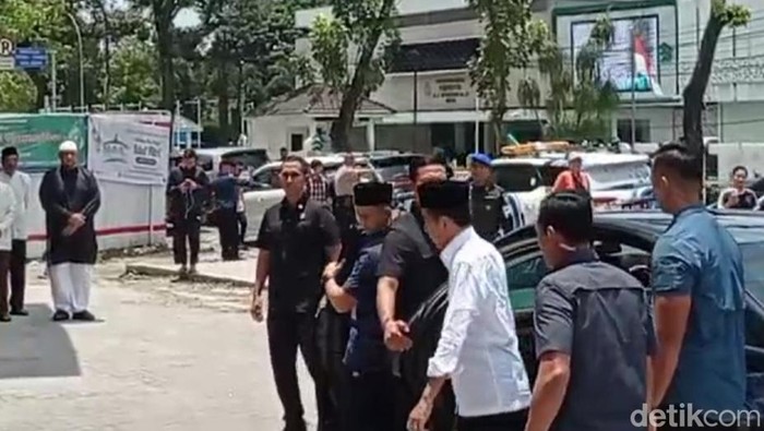 Presiden Jokowi saat memasuki Masjid Agung Medan