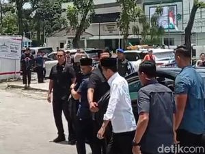 Presiden Jokowi Salat Jumat di Masjid Agung Medan