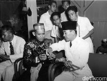 Kisah Lelang Peci Bung Karno