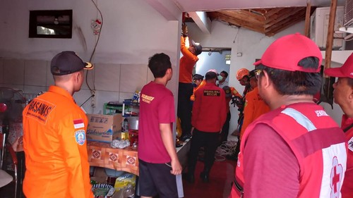 Petugas SAR Gabungan saat mengevakuasi jenazah pria di Lingkungan Ketapang, Kelurahan Lelateng, Kecamatan Negara, Kabupaten Jembrana, Jumat (12/4/2024).