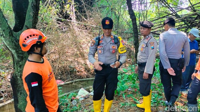Proses pencarian lansia terseret banjir di Mojoroto Kediri.