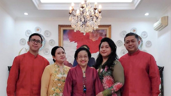 Ketua DPR sekaligus Ketua DPP PDIP Puan Maharani mengunggah foto momen Lebaran 2024 bersama Ketum PDIP Megawati Soekarnoputri. Puan Maharani foto bersama lengkap dengan suami dan kedua anaknya.
