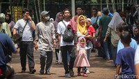 Aktivitas membawa keluarga ke Kebun Binatang Ragunan memang kebiasaan rutin banyak masyarakat di sekitar Jakarta ketika libur.