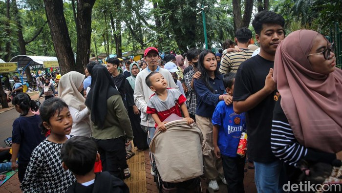 Libur lebaran dimanfaatkan warga untuk berwisata. Taman Margasatwa (TM) Ragunan, Jakarta, menjadi destinasi wisata yang diserbu warga.