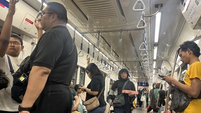 Ramai-ramai Naik MRT Jakarta Saat Libur Lebaran