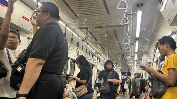 Ramai-ramai Naik MRT Jakarta Saat Libur Lebaran