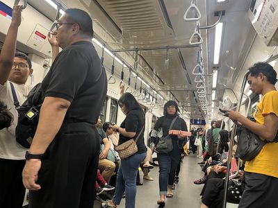 Ramai-ramai Naik MRT Jakarta Saat Libur Lebaran