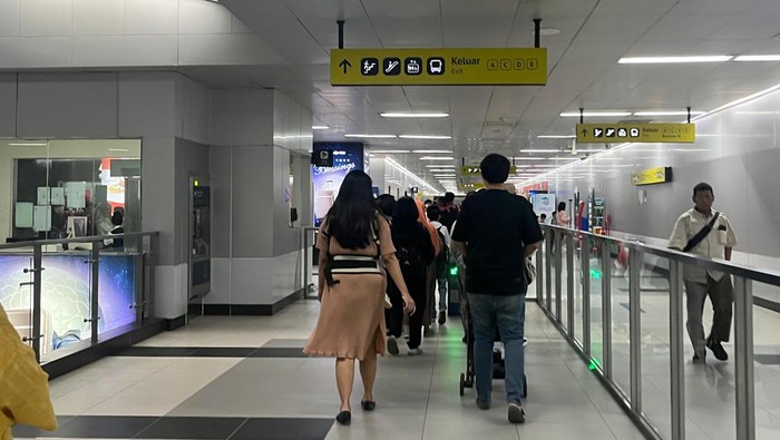 Ramai-ramai Naik MRT Jakarta di Libur Lebaran