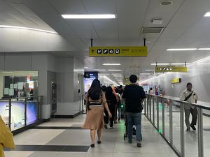 Naik MRT dan TransJakarta Bisa Pakai QRIS Tap di Aplikasi Ini