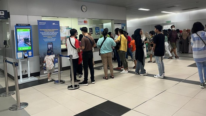 Ramai-ramai Naik MRT Jakarta di Libur Lebaran